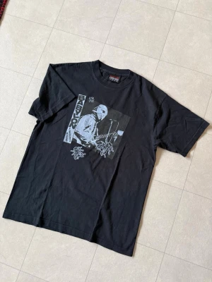 Babylon T-shirt black - Svart T-shirt med tryck från Babylon. Använd ett fåtal gånger. Slightly oversized