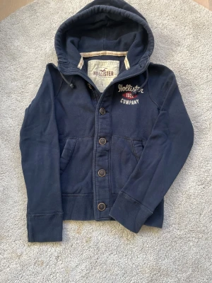 Hollister hoodie  - Säljer denna sällsynta och mycket eftertraktade Hollister hoodie | Storlek S | Skick 9/10 | Vid eventuella frågor hör gärna av dig och erbjuder bra pris vid köp av bundle 😁✅