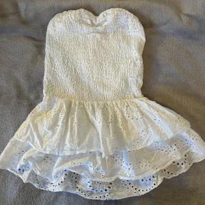 Vit axelbandslös klänning från Meet Me There - Säljer denna supersnygga klänningen från meet me There! Står storlek M/L men skulle säga att den mer är som storlek S. Bra skick, perfekt till sommaren!🩷