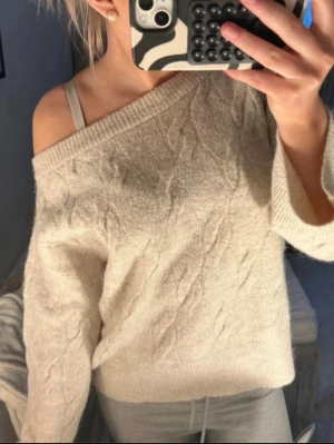 Beige off shoulder stickad tröja - Säljer min fina tröja från Gina då den tyvärr inte kommer till använd 💞