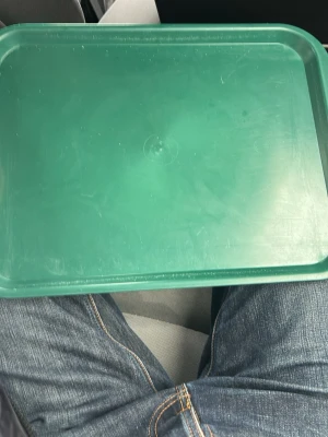 En grön bricka från Mcdonald’s  - En enkel grön rektangulär bricka i plast, perfekt för att bära mat, dryck eller småprylar. Brickan har upphöjda kanter för att förhindra spill och är lätt att rengöra. Passar bra i kök, på picknick eller i vardagen. Skriv vid frågor för fler info
