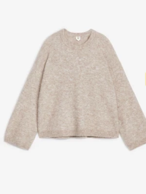 Beige stickad tröja i alpacka och ull  - Superfin stickad tröja ifrån Arket i alpacka och ull. Toppen kvalitet och i väldigt bra skick! Inga defekter💗🤎Nypris 990kr