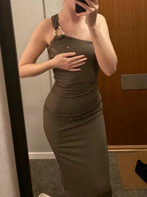 Klänning - Helt ny grön klänning endast testad i storlek 34. 150kr