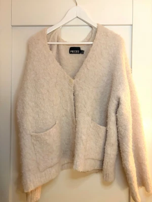 Beige kofta - Söt kofta köpt på Nelly! Den är lurvig i modellen men har blivit lite nopprig då jag har använt den, därav är priset sänkt! Hör av er vid frågor om pris eller annat💓
