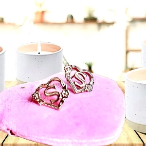 Söta hjärformade studs! - Guldfärgade, hjärtformade studs med bokstaven S. Mått: 1,5 x 1,5 cm. Oanvända.