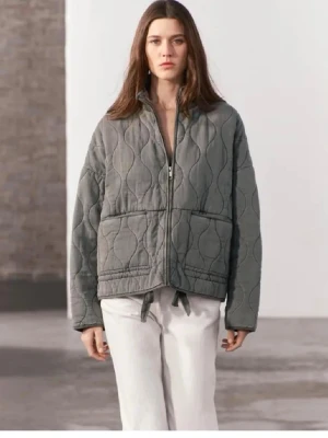 Trendig Zara jacka  - Säljer min fina grå jacka som är helt slutsåld och trendig 💗