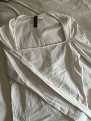 Tröja  - En vit långärmad tröja i xs , med rak urringning 