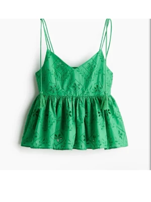 Trendig grön topp HM - Snygg trendig grön linnetopp med tunna axelband och broderade blommor. Toppen har v-ringning, volang nedtill och dekorativa spetsdetaljer. Superfina tofsar på axelbanden💚Annvänd fåtal gånger 