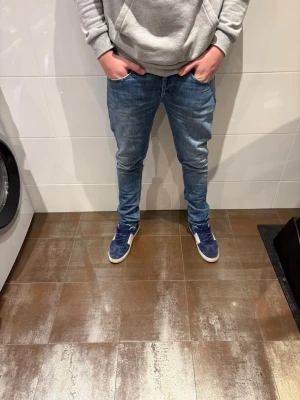 Dondup George  - Dondup jeans | Riktigt feta och populära jeans | Skick= 9,5/10 | nypris= 4000 kr | vårt pris= 699kr | Hör av dig vid minsta fundering!