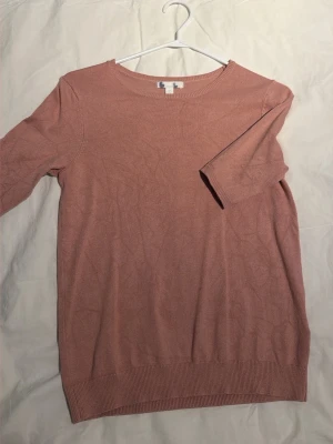 Rosa/coral stickad tröja från H&M - Mjuk och enkel rosa/coral stickad tröja från H&M Basics med rund halsringning och halvlånga armar💗😚