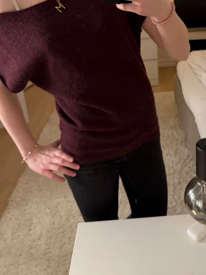 Söt topp från Nelly❤️ - Säljer en vinröd mysig topp från Nelly😍❤️nästan aldrig använt❤️