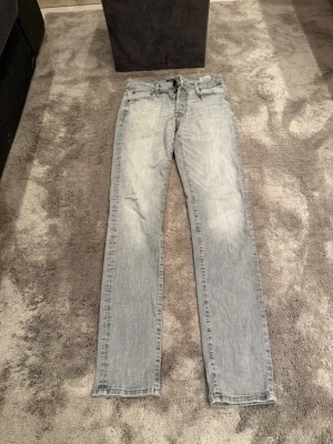 Ljusgrå jeans från Jack & Jones - Ljusgråa jeans från Jack & Jones (Glenn). Byxans passform är Slim och sitter mot den tajtare sidan. I övrigt är varan i topp skick och storleken är 30/34.