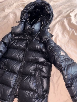Maya Jacket Moncler - Säljer en svart Moncler dunjacka/ Maya jacket i mycket fint skick.  Jackan är 100% äkta och kvitto finns. Nypris var 10 335 kr. Även original förpackning och påse medföljer, så allt finns kvar från köpet.  ✔️ Hel och ren ✔️ Inga skador eller slitage ✔️ Väldigt varm och skön ✔️ Klassisk och tidlös modell  Perfekt nu till höst/vinter ❄️  Storlek: 0/xs Finns i: (Stockholm) Kan fraktas!   Skicka meddelande vid intresse! 👍