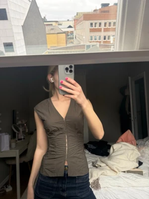 Populär topp Weekday - Säljer denna populära topp från Weekday som är slutsåld. Knappt använd. Storlek 34 💕