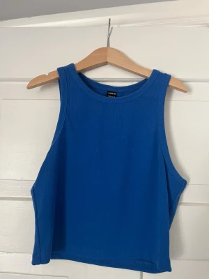 2 linnen  - 2st korta linnen i bra skick. 2 för 25  1 för 12  hör av dig innan köp!