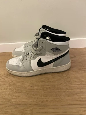 Nike Air Jordan 1 High vit/grå - Säljer ett par Nike Air Jordan 1 High sneakers storlek 43 använd ett par gånger 