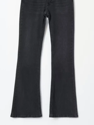 Svarta bootcut jeans - Snygga svarta/grå bootcut jeans med utsvängda ben och klassisk femficksmodell. Jeansen har låg-medel midja och är tillverkade i stretchigt denimtyg för extra komfort. Perfekta för dig som gillar en retroinspirerad look.