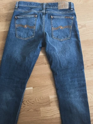 Blå jeans från Nudie Jeans - Säljer ett par klassiska blå jeans från Nudie Jeans. I storlek w30 l30 skriv för frågor