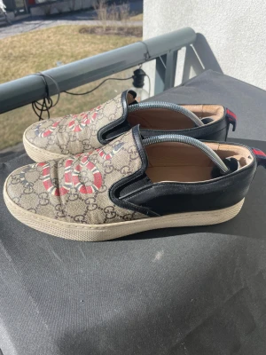 Gucci slip-on sneakers ”kingsnake” - Skick 8/10 liten defekt se sista bild 