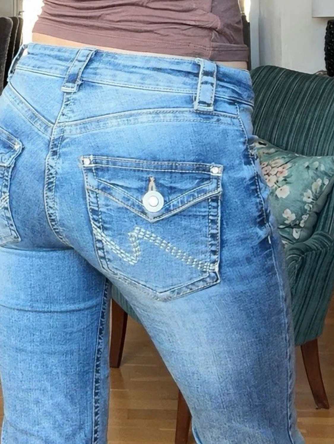 Ljusblå bootcut jeans med fickdetaljer - 2