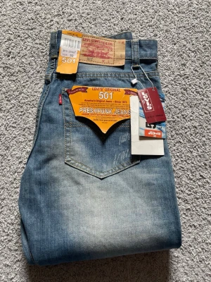 Vintage Levi’s 501 jeans - Tjabba! Säljer dessa fina och unika Levi’s 501 jeans. Helt nya med original lappar kvar. Skriv gärna vid frågor eller funderingar 😊