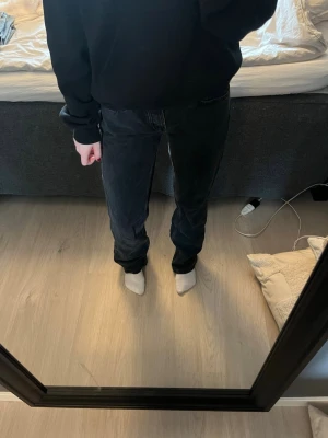 Svarta raka jeans - Snygga jeans med raka ben, väldigt lite använda. Köpta här på Plick