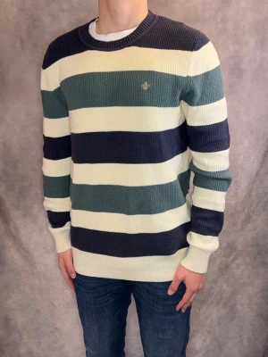 Randig Morris Tröja - Stl L - Riktigt snygg Morris tröja i randigt mönster med färgerna Vit, Marinblå och Grön! | Fint skick: 9/10, inga defekter | Stl: L, modellen är 177cm och väger 75kg men passar längre 🙌 | Hör av dig vid frågor // Galgen 🫡