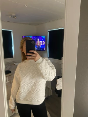 Vit tröja med mönster - Säljer en vit tröja med snyggt geometriskt mönster. Tröjan har rund halsringning och långa ärmar med ribbade muddar😊