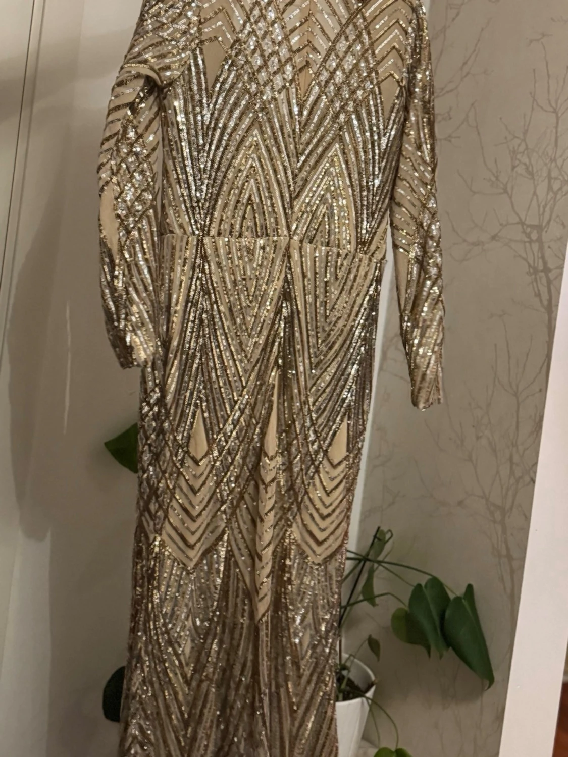 Glittrig långklänning i guld - 1