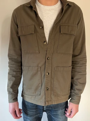 Grön Overshirt  - Olivgrön Overshirt, snygg och stilren, perfekt inför våren! Modellen är 180cm men passar ännu bättre på lite kortare. Skriv vid minsta fundering! 😁