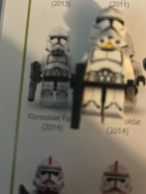 LEGO Star Wars Klonsoldat 2014 - Från 2014. Säljer en LEGO Star Wars klonsoldat minifigur från 2014. Figuren är vit med svarta detaljer och har en hjälm samt ett svart vapen. Perfekt till samlingen för dig som gillar Star Wars och LEGO.