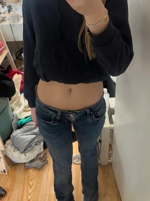 Mörkblå low waist bootcut jeans - Säljer ett par mörkblå low waist jeans! Storlek W26 L36, xs/s! Sitter bra på mig som är 170 lång🥰använt typ 3 ggr