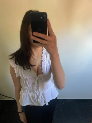 Vit volangblus💞 - Söt vit blus med volangdetaljer och knyt framtill. Aldrig använd!💞 