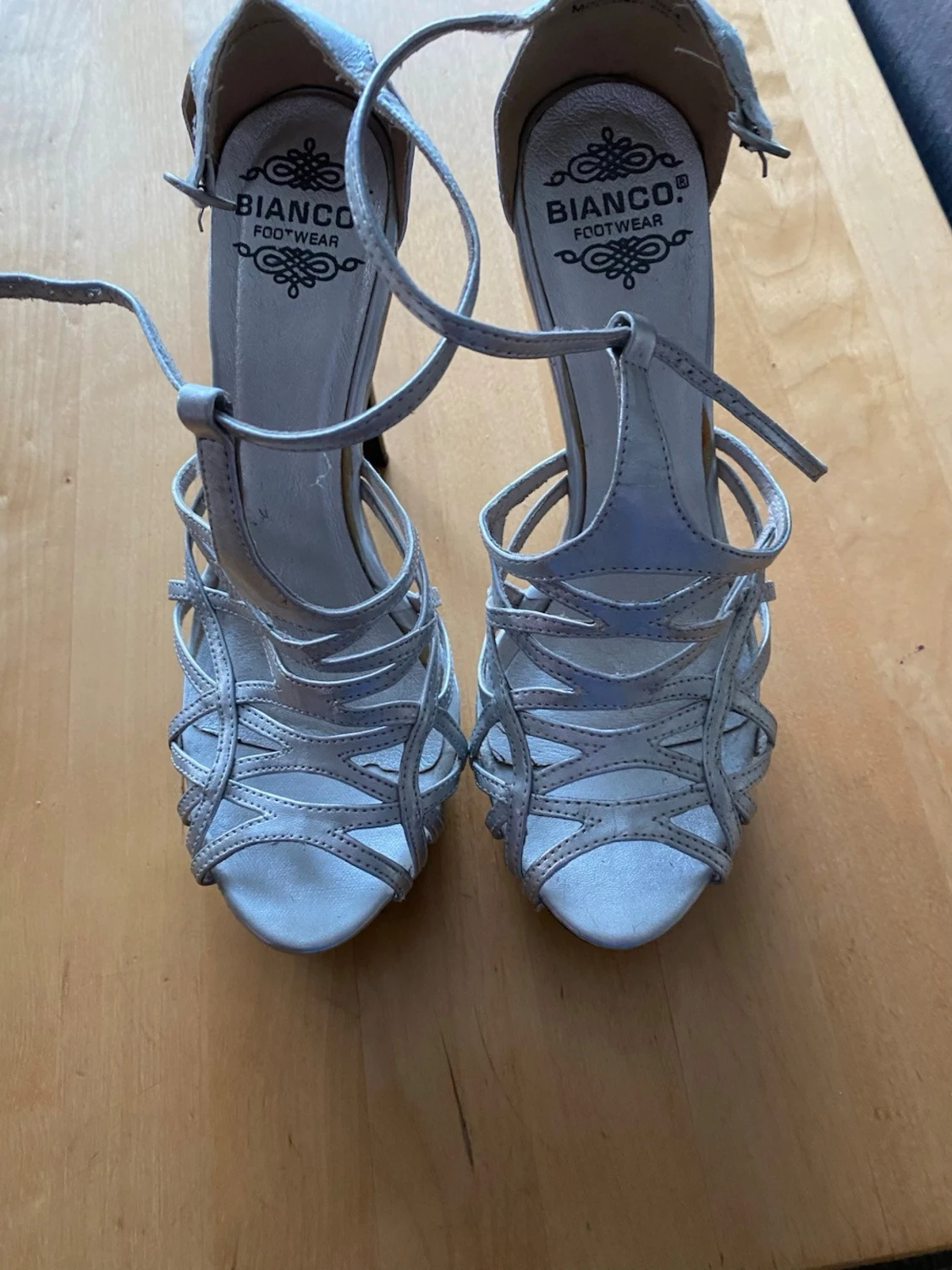 Silvriga pumps med remmar från Bianco - 1