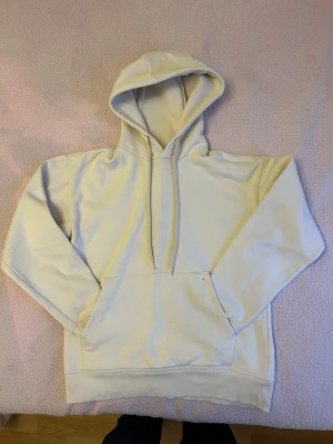 Beige hoodie från Zara med huva - Säljer en stilren beige hoodie från Zara med klassisk huva och dragsnören. Hoodien har en stor magficka och ribbade muddar vid ärmar och nederkant. Tillverkad i mjukt bomullsmaterial som är skönt att ha på sig.