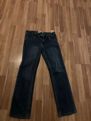 Mörkblå raka jeans från Levi's - Säljer ett par klassiska mörkblå jeans från Levi's med rak passform.