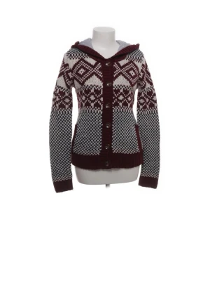 Mönstrad kofta  - Stickad kofta med huva i vinrött, grått och vitt. Koftan har ett klassiskt nordiskt mönster, knappar framtill och ribbade muddar. Verkligen så söt och har använt mycket. Storlek M men passar mig som brukar ha XS/S i överdelar. Köptes på Sellpy men är äkta clockhouse. Bilderna är från sellpy, vill man kan man få egna bilder men den ser likadan ut exakt! 😊💕