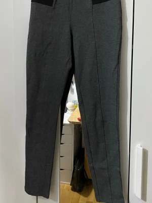 Mörkgrå kostymbyxor med hög midja - Byxor från Esmara som jag inte har använt alls. Köpte av misstag och tappade bort kvitton. Konstigt men det står inga storlek men jag tror det är S eller M. Måtten som jag har räknat är: 32cm midjan och 93cm längden. 