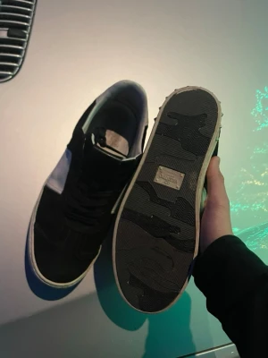 Valentino flycrews - Säljer svarta valentino flycrews pga de inte används längre. Använda några gånger men har inga defekter och alla nitar är kvar