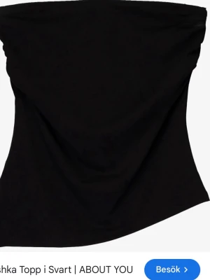 Svart bandeau tubtopp från Bershka - Säljer en svart bandeau tubtopp från Bershka. säljer också denna i vinröd