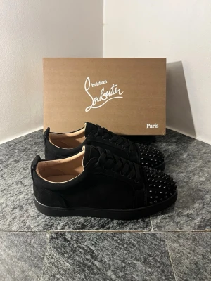 Christian Louboutin skor - Svarta Christian Louboutin skor. Helt nya! Priset är inte fast. Kom privat för fler frågor.