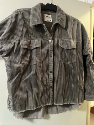 Grå overshirt i manchester från Zara - Grön/grå jeansjacka från Zara i manchester med två bröstfickor