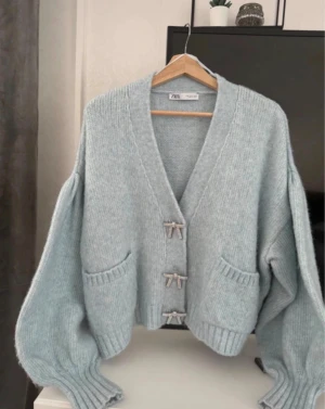 Stickad cardigan  - Säljer en supersöt cardigan från Zara använd endast 2 gånger, köpt för 599kr. 🤗🩵