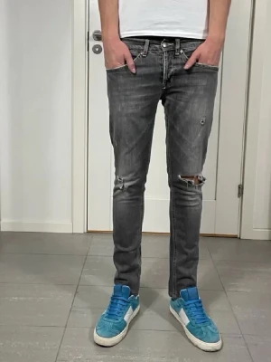 Dondup George Jeans  - Säljer nu dessa Dondup George Jeans med snygga slitningar i populär design, 36 cm midja o 97 cm längd, skriv för fler bilder/frågor🙌🏼