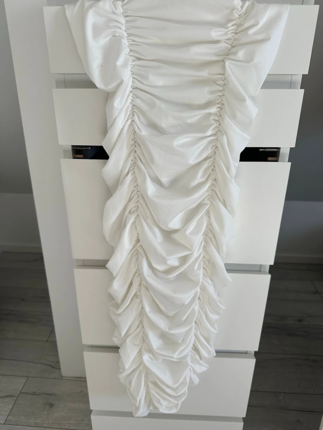 Vit långklänning med rynkade detaljer