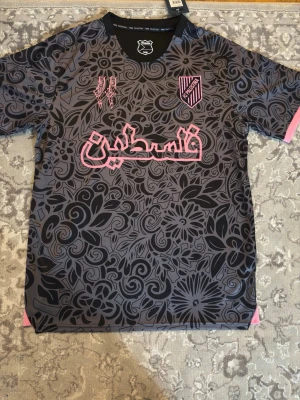 FC Palestine svart och rosa matchtröja - Helt ny Palestine tröja – aldrig använd 💯 Unik svart design med mönster + rosa detaljer, riktigt clean 🔥  Finns i storlekar: S M L  Passform: Normal Skick: 10/10