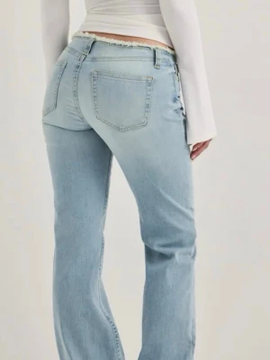 Ljusblå bootcut jeans - Säljer mina fina Nelly jeans i storlek 34. Använt max 10 gånger. Säljer då det inte kommer till användning längre. Inga defekter. Skriv privat för egna bilder. 