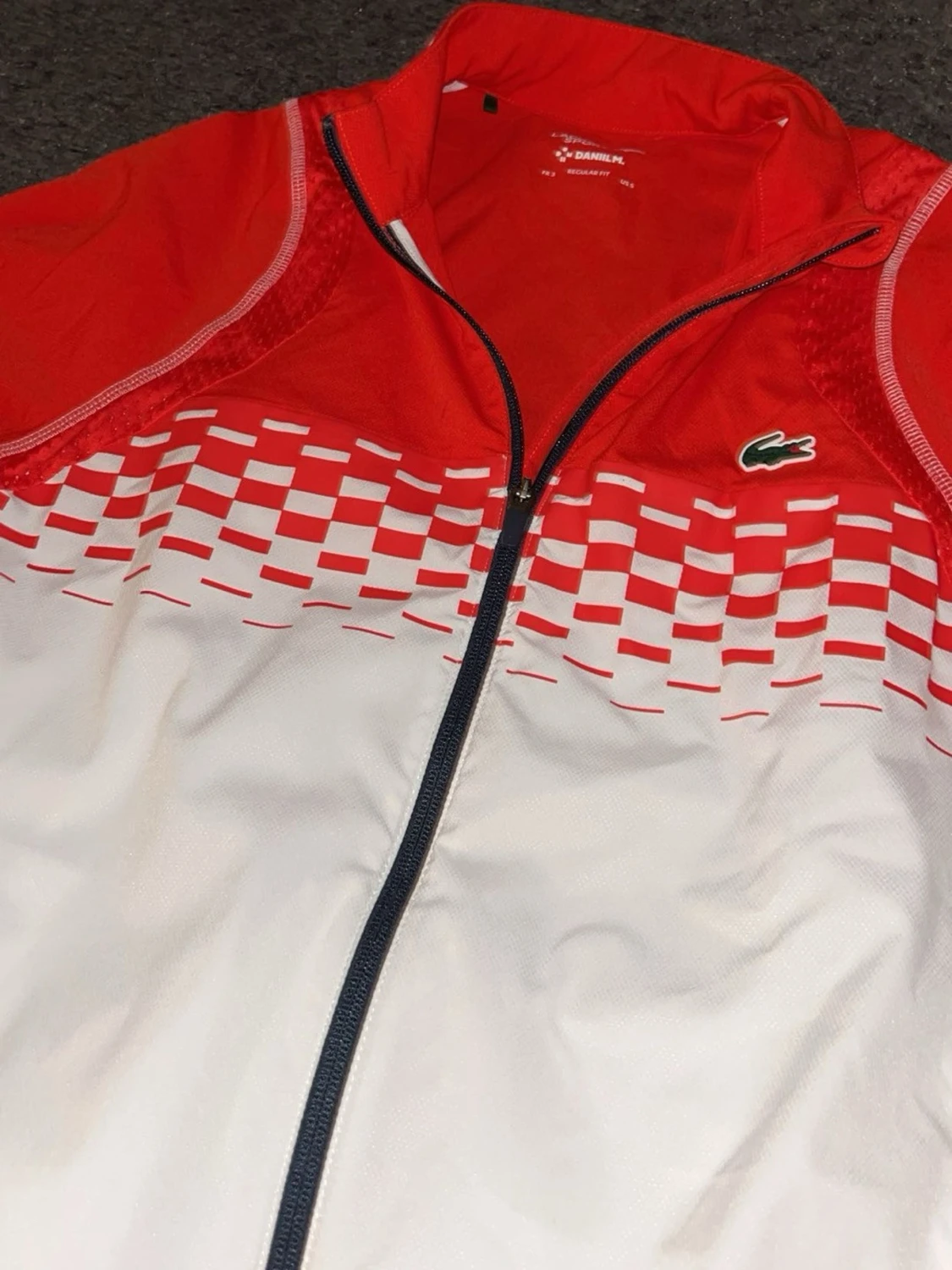 Rödvit vindjacka från Lacoste  - 1