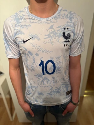 Frankrike Tröja - Rensar nu mina fotbollströjor i toppskick! Modellen på bilden är 184 och väger 80kg. Bara höra av sig vid frågor eller funderingar!