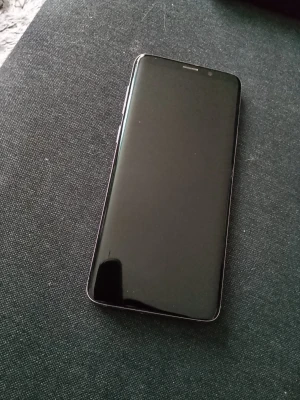 Samsung Galaxy S9 lila - Samsung Galaxy S9 69gb i snygg lila färg. Telefonen har en stor, böjd skärm och glasbaksida med fingeravtrycksläsare och kamera på baksidan.